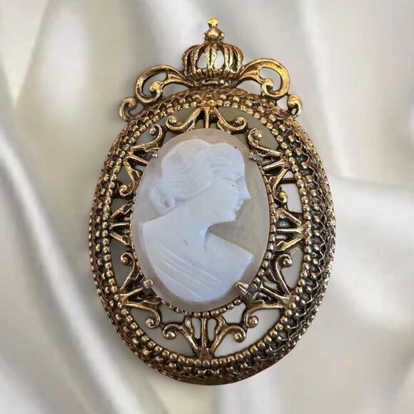 Jewelry - FLORENZA Carved Shell Cameo Brooch